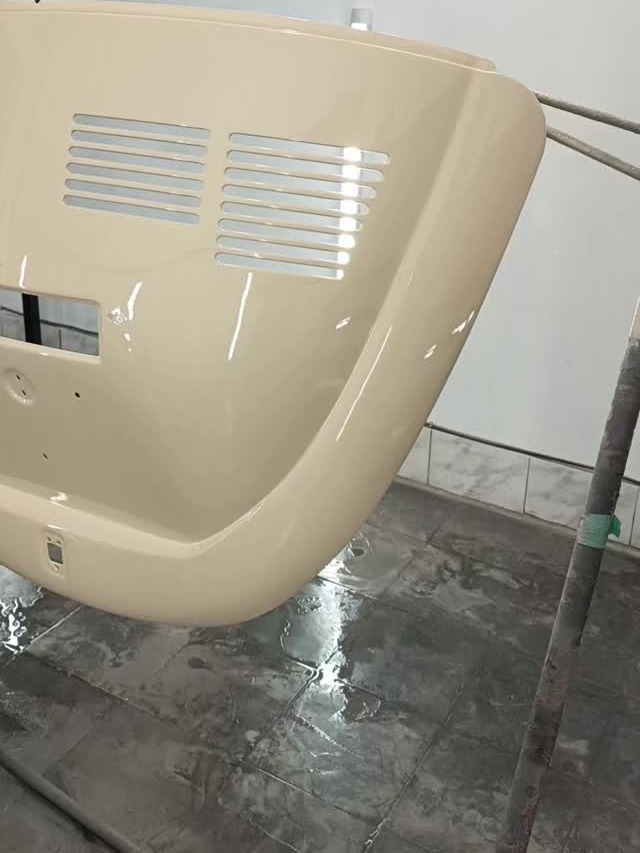 Capô e tampa traseira de Fusca pintados em creme, pendurados em cavalete