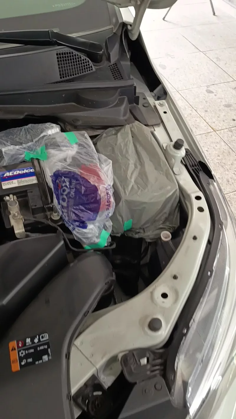 Vão do motor com componentes protegidos para pintura ou detalhamento