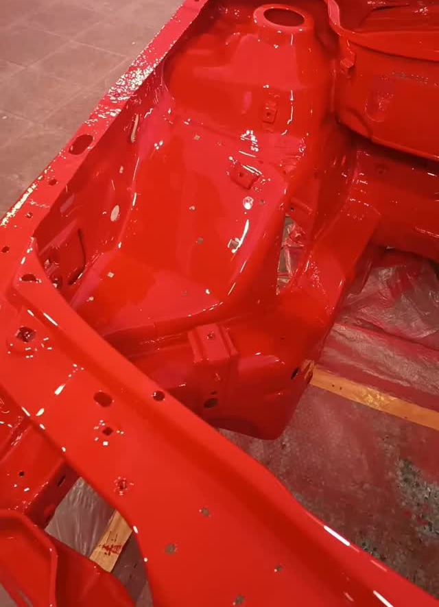 Vão do motor pintado na cor Vermelho Flash IV